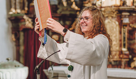 Bianka Payerl, Seelsorgeverantwortliche in Pichl bei Wels mit dem Wort Gottes.   