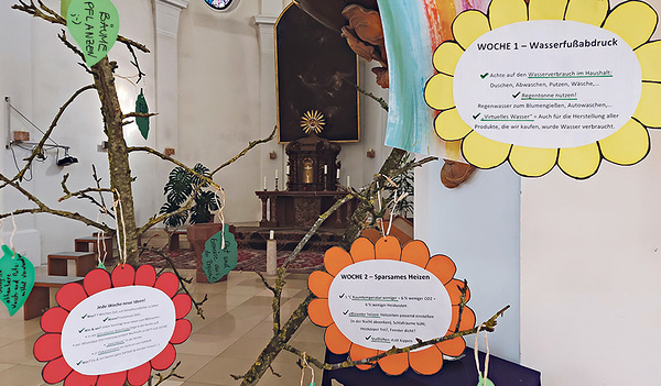 Ein Ideenbaum mit Anregungen zum Klimafasten wurde in der Pfarrkirche Sattledt aufgestellt.    