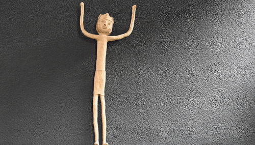 Jesus, der Freund der Menschen: Die Christusfigur in der Kapelle des Bildungshauses Batschuns (Vorarlberg) ist ein Werk von Krispina Lang (1909-1977) und könnte den Titel „Freundlicher Jesus“ tragen. / Patrica Begle/KKV Jesus, der Freund der Menschen: Die Christusfigur in der Kapelle des Bildungshauses Batschuns (Vorarlberg) ist ein Werk von Krispina Lang (1909-1977) und könnte den Titel „Freundlicher Jesus“ tragen.