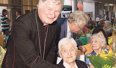 Bischof Manfred Scheuer mit der ältesten Linzerin Anna Riha (106)   