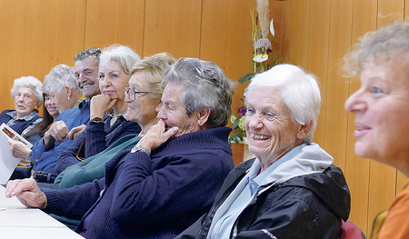 Beim Erzählcafé des Empowerment-Centers kommen wiederum Menschen mit Beeinträchtigungen zu Wort, wie etwa Barbara Pamminger (Bild unten links).  