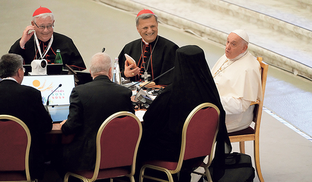 Weniger Hierarchie, mehr Diskussionen auf Augenhöhe im Vatikan. Der Papst bei der Bischofssynode im vergangenen Herbst.  