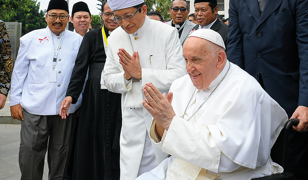  Ein Schwerpunkt der 12-tägigen Südostasienreise des Papstes war der interreligiöse Austausch, wie in Jakarta mit Nasaruddin Umar, Großimam der Istiqlal-Moschee. 