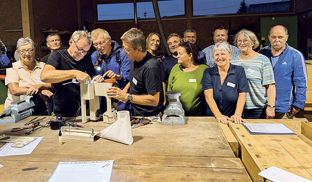 Das Repair-Café-Team ­brachte  Kaputtes wieder in Schuss.  