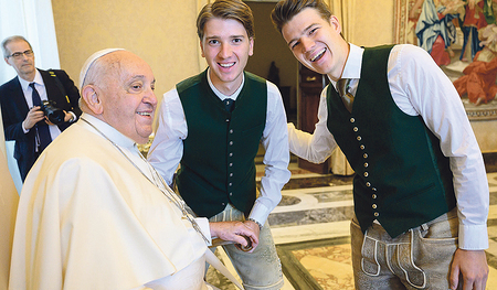 Der Papst freute sich über das Treffen mit Jonathan und Simeon (rechts im Bild) Ryckembusch.    