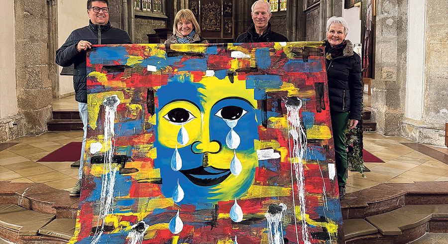Das Fastentuch: präsentiert vom Künstler (2. v. re.) und Mitarbeiter:innen der Pfarre. / Pfarre Das Fastentuch: präsentiert vom Künstler (2. v. re.) und Mitarbeiter:innen der Pfarre.