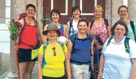 Eine kurze Auszeit genossen die Frauen der kfb Eberstalzell und wanderten in Kremsmünster von Kirche zu Kirche.