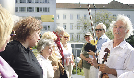 Herwig Strobl mit der Geige beim Rundgang durch das jüdische Linz   