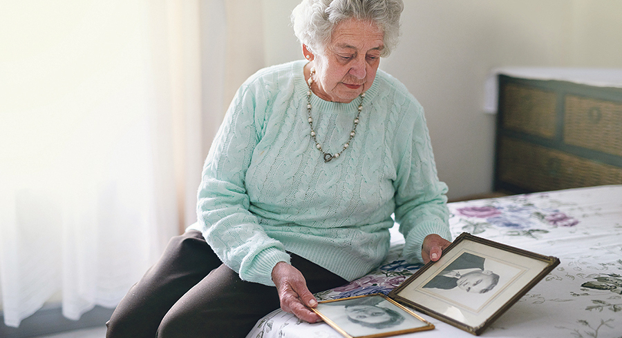 In schweren Zeiten ist es wichtig, nicht allein zu bleiben und Hilfe anzunehmen. / www.PeopleImages.com-licence restrictions apply In schweren Zeiten ist es wichtig, nicht allein zu bleiben und Hilfe anzunehmen.