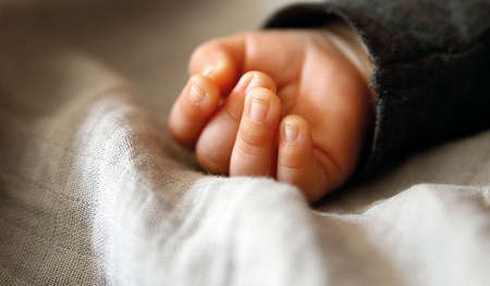 Vielleicht schläft das Kind, dem diese Hand gehört? Die entspannte Haltung strahlt Frieden aus. 