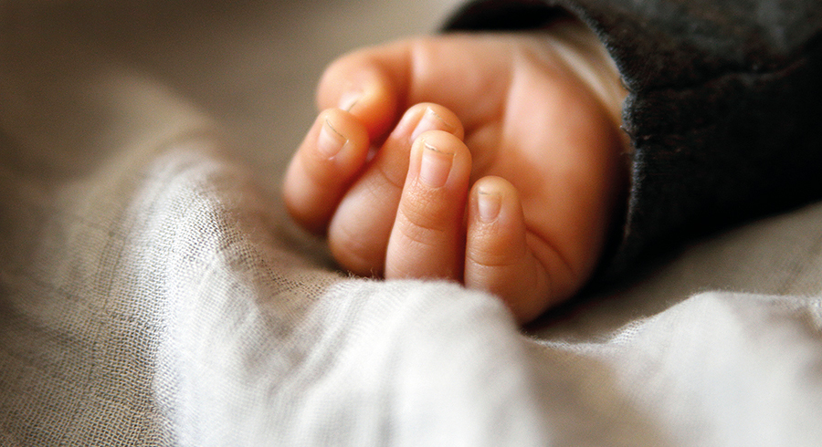 Vielleicht schläft das Kind, dem diese Hand gehört? Die entspannte Haltung strahlt Frieden aus. 