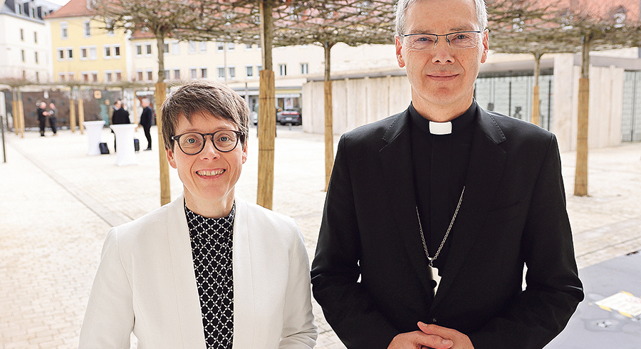 DBK-Vorsitzender Bischof Heiner Wilmer SCJ (re.) mit der wiederbestellten DBK-Generalsekretärin Beate Gilles (li.). / DBK / Marko Orlovic DBK-Vorsitzender Bischof Heiner Wilmer SCJ (re.) mit der wiederbestellten DBK-Generalsekretärin Beate Gilles (li.).
