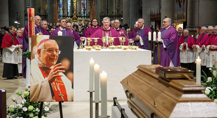 Eucharistiefeier,Requiem für Altbischof Maximilian Aichern im Linzer Mariendom / © Diözese Linz / Hermann Wakolbinger, © Diözese Linz / Hermann Wakol Bei der Gabenbereitung brachten ausgewählte Personen – u. a. Verwandte und Wegbegleiter:innen von Bischof Maximilian Aichern – die Gaben Brot und Wein zum Altar.