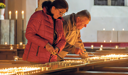 Viele Pfarren (im Bild Kirchdorf/Krems) laden zur „Nacht der 1.000 Lichter“ ein.  