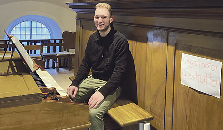 Jakob Angleitner an der Orgel. Das Instrument schätzt er wegen der vielen klanglichen Möglichkeiten, die es bietet.