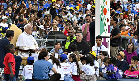 Papst Franziskus mit Mädchen und Buben beim ersten Weltkindertag in Rom