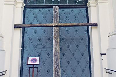 Das Kreuz vor dem Eingang der Kirche Heilige Familie (Linz)  