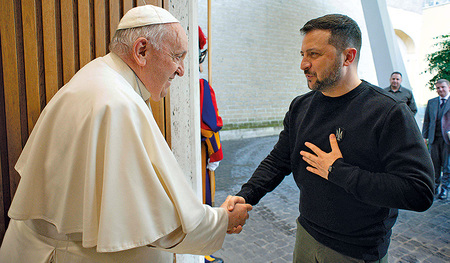 Der ukrainische Präsident Wolodymyr Selenskyj möchte Papst Franziskus für seinen Friedensplan gewinnen.