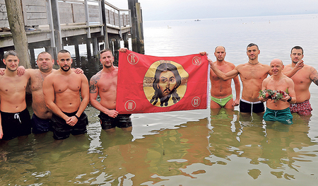 Die serbisch-orthodoxen Männer ließen sich vom 4 Grad kalten Wasser nicht abhalten und tauchten im Traunsee unter.    