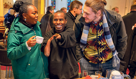 Biko (Mitte) mit Mitgliedern der Kakonko-Gruppe stellte sich beim Sonntagsgottesdienst der Pfarre vor. Anschließend gab es in der Kirche einen Stehkaffee.   