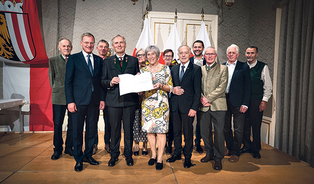 Preisverleihung in Linz (v. li.): Alfred Fasching, LH Thomas Stelzer, Karl Haider, Albert Ettmayer, Jutta Gierlinger, Leopoldine Zeller, LAbg. Ulrike Schwarz, Fritz Ransmayr, Bgm. Andreas Lindorfer, Herbert Engleder, Johann Liebletsberger und Johann 