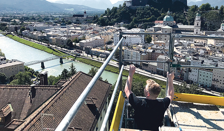 So hoch über den Dächern der Stadt arbeitet Conny Cossa vom Bundesdenkmalamt nicht jeden Tag, wie bei der Inspektion des renovierten Dachreiters.