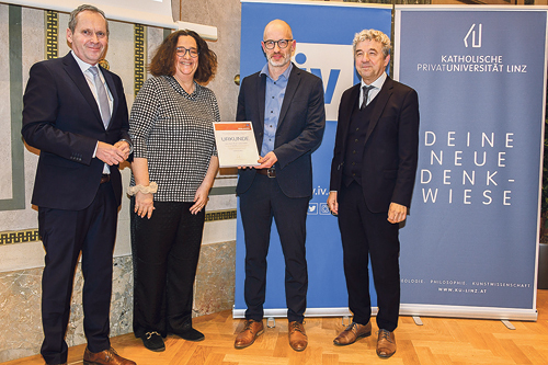 Christian Friesl (von links) und Veronika Säckl von der Industriellenvereinigung, Preisträger Lukas Kaelin und Rektor  Michael Fuchs von der KU Linz.   