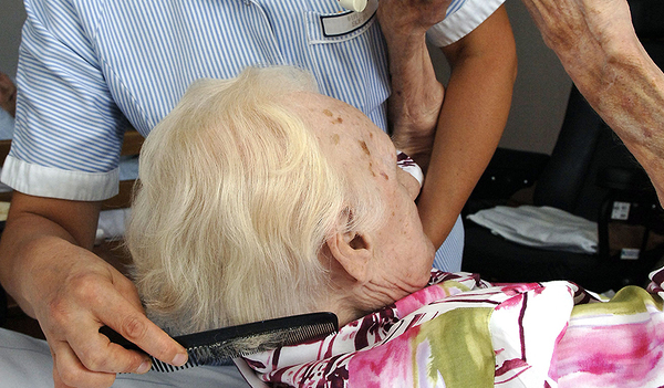 Sparen im Pflege- und Betreuungssektor belastet das Gesundheitssystem.   