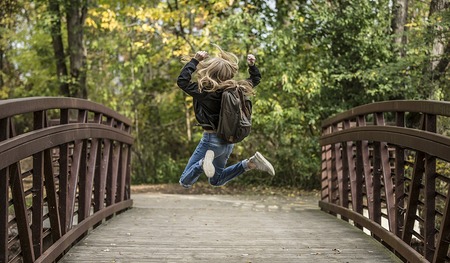 Ist der Schulrucksack nicht zu schwer, hat ein Kind mehr Lust auf Bewegung.