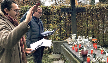 Feierliches Gedenken bei der Begräbnis­stelle für „Fürsorgebegräbnisse“ am Barbara­friedhof.   