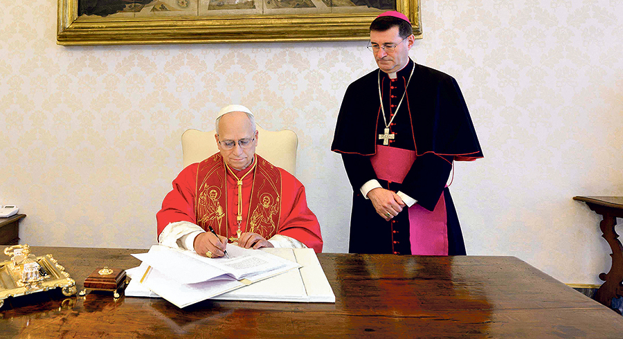 Papst Leo XIV. unterschrieb seine Enzyklika genau 135 Jahre nach der ersten Sozialenzyklika „Rerum novarum“ von Papst Leo XIII. / APA-Images / AFP / VATICAN MEDIA Papst Leo XIV. unterschrieb seine Enzyklika genau 135 Jahre nach der ersten Sozialenzyklika „Rerum novarum“ von Papst Leo XIII.