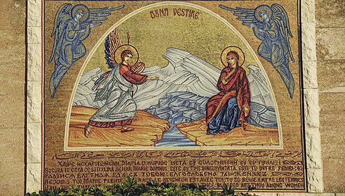 Sei gegrüßt, du Begnadete, der Herr ist mit dir! Nach orthodoxer Tradition erreichte der Engel Maria, als sie Wasser schöpfte, wie dieses Mosaik aus Nazaret darstellt.  