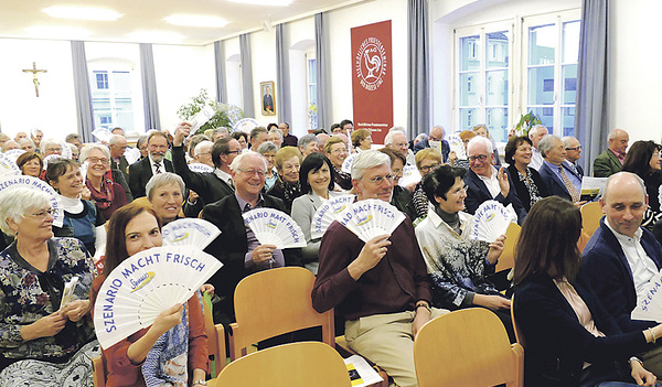 SZENARIO-Fächer. Als Dank für ihr Engegament erhielten die SZENARIO-Abonnent/innen einen Fächer für den Theaterbesuch.   / Szenario