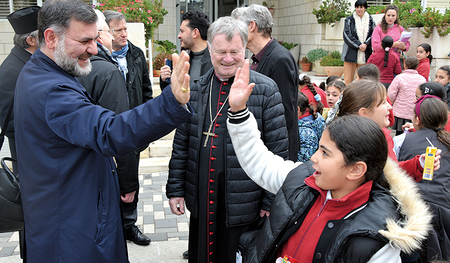 Handschlag in der deutschen Schmidt-Schule in Jerusalem mit Bischof Tiran Petrosyan, dem Vorsitzenden des Ökumenischen Rats der Kirchen in Österreich (links). Auch Bischof Manfred Scheuer (Mitte) ist Teil der österreichischen Reisedelegation.  