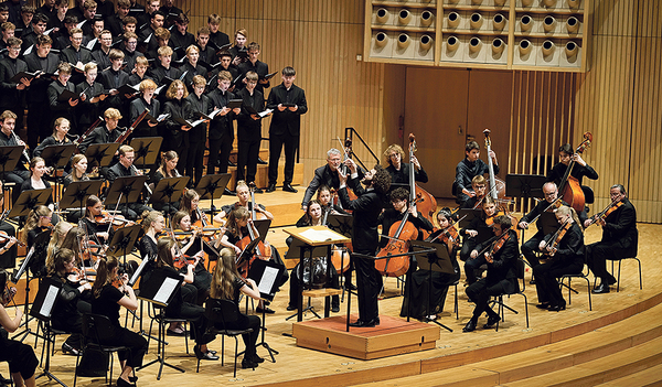 Mozartchor und Orchester des Linzer Musikgymnasiums bei einem Konzert im Linzer Brucknerhaus.