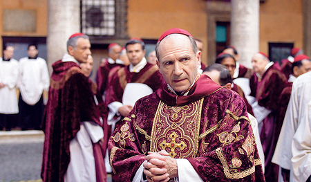 Kardinal Lawrence (gespielt von Ralph Fiennes) steht mitten unter anderen Papstwählern und Sekretären im Vatikan. Er muss als Kardinaldekan die Papstwahl leiten und blickt mit Sorge auf das beginnende Konklave. 