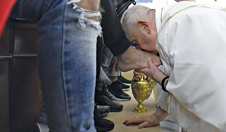 Im Jugendgefängnis Casal Del Marmo hatte Franziskus schon vor zehn Jahren, kurz nach seiner Wahl zum Papst, Füße gewaschen.