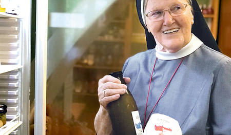 Schwester Maria Hemma Ogertschnig mit Milch und Kärntner Bröseltopfen.