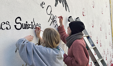 Entstehungsprozess der Gedenkstätte für „Menschen, die durch Suizid von uns gegangen sind“. St.  / St. Barbara Friedhof / Gracia Nsambo Entstehungsprozess der Gedenkstätte für „Menschen, die durch Suizid von uns gegangen sind“.