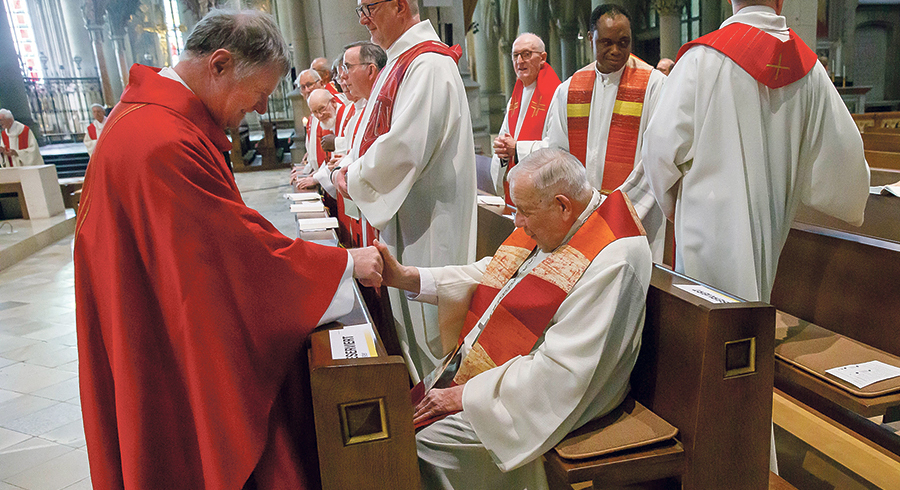 Im Mariendom: Bischof Manfred Scheuer gratuliert Bischof em. Maximilian Aichern im Jahr 2024 zum 65-jährigen Priesterjubiläum. / © Diözese Linz / Hermann Wakolbinger Im Mariendom: Bischof Manfred Scheuer gratuliert Bischof em. Maximilian Aichern im Jahr 2024 zum 65-jährigen Priesterjubiläum.