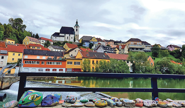 Die Märchenschlange und am anderen Ufer der Nachbarort Steinbach.