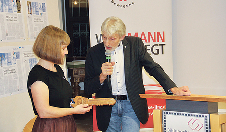 Schlüsselübergabe in Wels: Franz Hehenberger und Magdalena Glasner.  