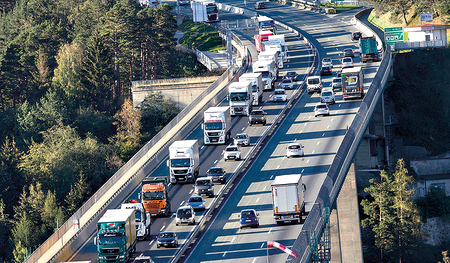 Über die Europabrücke Richtung Brennerpass und zurück rollt ein Lkw nach dem anderen.