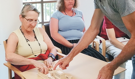 Mit einem Holzmodell erklärte Martin Zellinger (rechts) den Tempel von Jerusalem.  