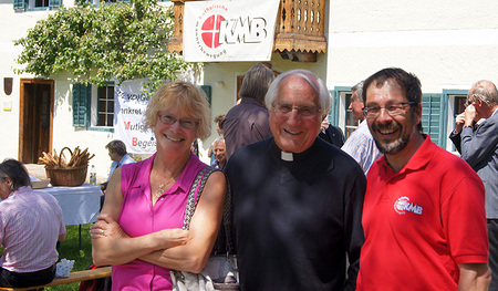 Weihbischof Gumbleton (Mitte) bei einer Veranstaltung der Katholischen Männerbewegung in St. Radegund
