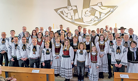 Viele kamen in der Siebenbürger Tracht zum Gottesdienst.   