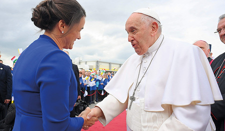 Ungarns Staatspräsidentin Katalina Novak unterhielt sich mit Papst Franziskus auf Spanisch.