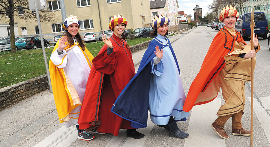 Vier Gesangstalente auf dem Zebrastreifen: Zigtausende Kinder und Jugendliche folgen in diesen Tagen dem Stern, um Geld für Hoffnungsprojekte auf allen Kontinenten zu sammeln. / DKA/Wolfgang Zarl Vier Gesangstalente auf dem Zebrastreifen: Zigtausende Kinder und Jugendliche folgen in diesen Tagen dem Stern, um Geld für Hoffnungsprojekte auf allen Kontinenten zu sammeln.