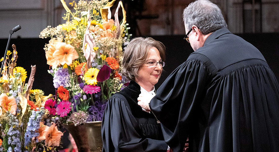 Mit dem Amtskreuz übergab Michael Chalupka auch das Bischofsamt an die neue Bischöfin Cornelia Richter. / Barbara Frommann Mit dem Amtskreuz übergab Michael Chalupka auch das Bischofsamt an die neue Bischöfin Cornelia Richter.