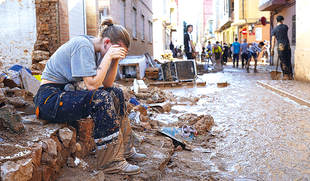 Viele Freiwillige arbeiten daran, die enormen Unwetterschäden im Osten Spaniens wieder zu beseitigen.